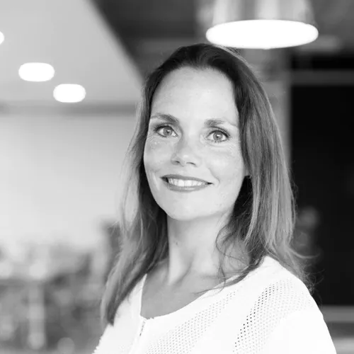 Zwart wit portret van Cindy, Strategisch Sparring Partner