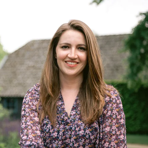 Buiten portret van Claire, teamlid bij Raise. COO on demand teams, structuur en processen
