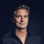 Donker portret van Erwin, teamlid bij Raise