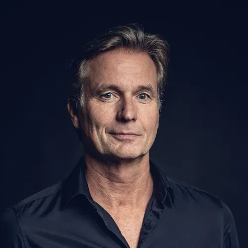 Donker portret van Erwin, teamlid bij Raise