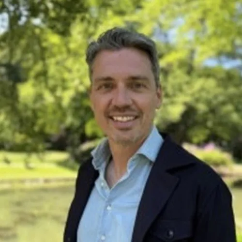 Portret in de natuur van Marlon, fusie- en overnamespecialist bij Raise. Zelf is hij ondernemer.