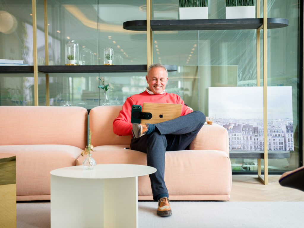 Foto Emile achter de laptop op het Raise kantoor